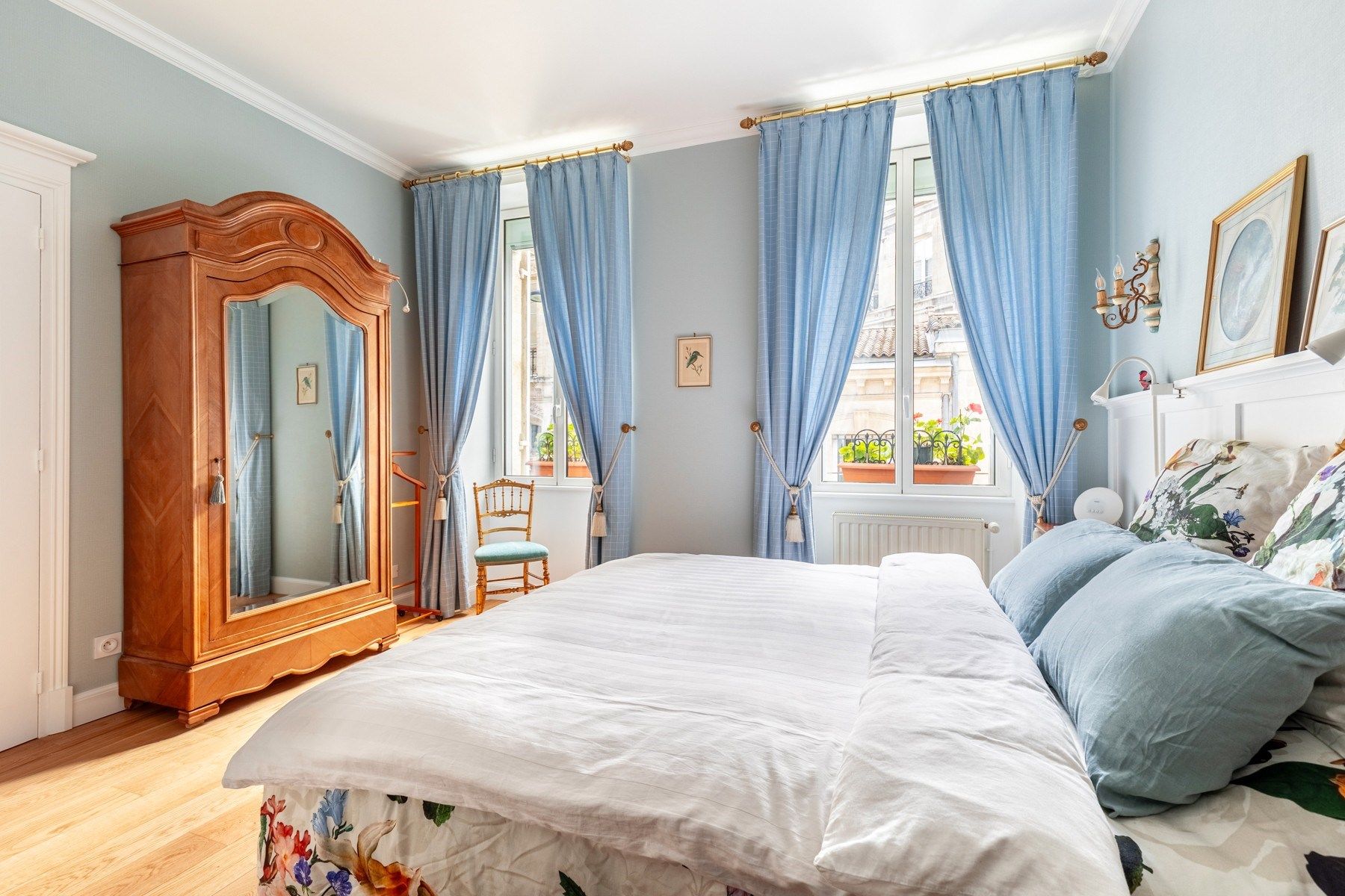 luxury house 6 Rooms for sale on BORDEAUX (33000)