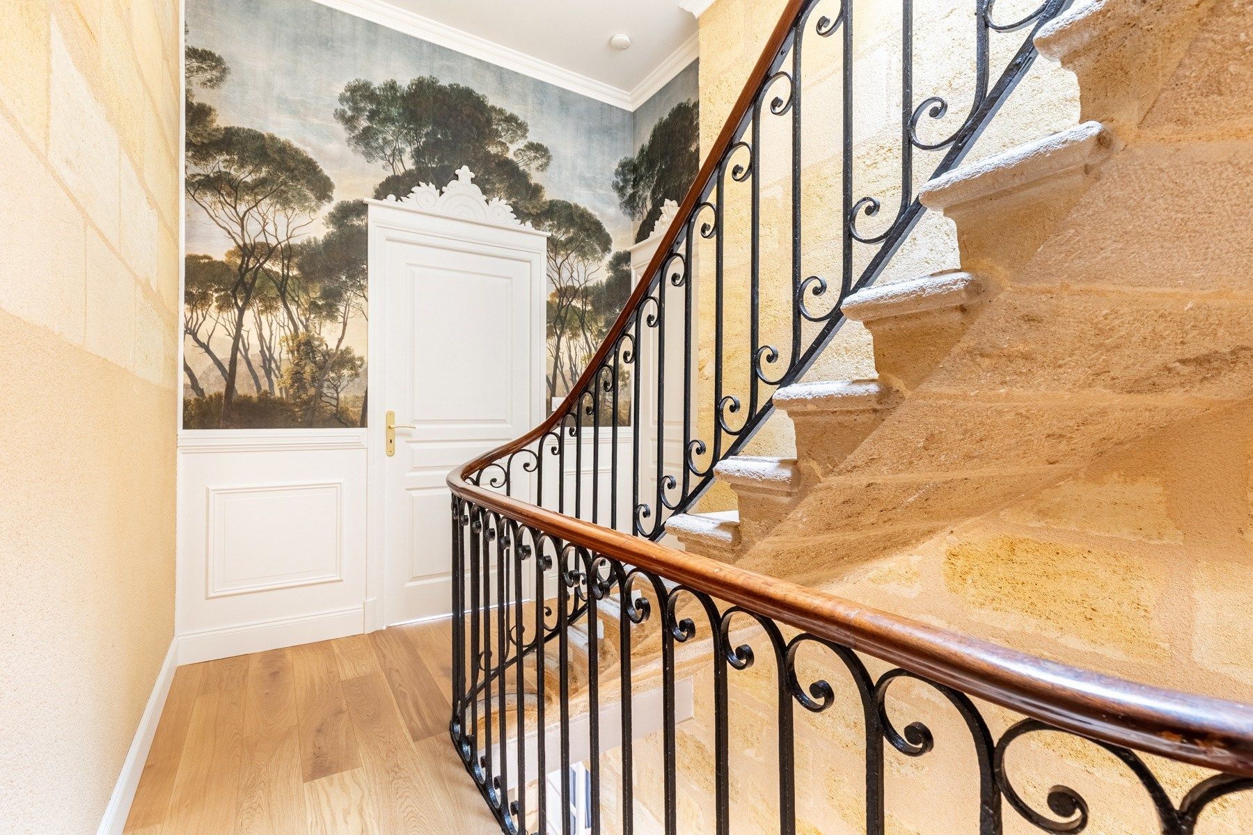 luxury house 6 Rooms for sale on BORDEAUX (33000)