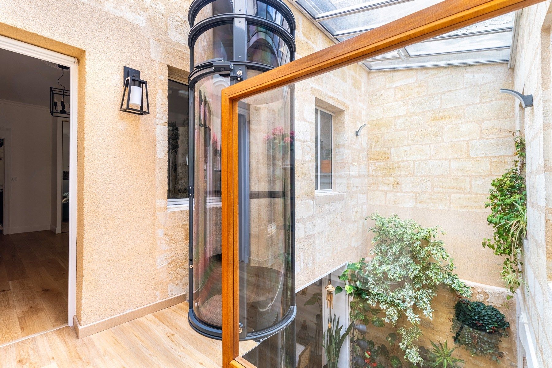 luxury house 6 Rooms for sale on BORDEAUX (33000)