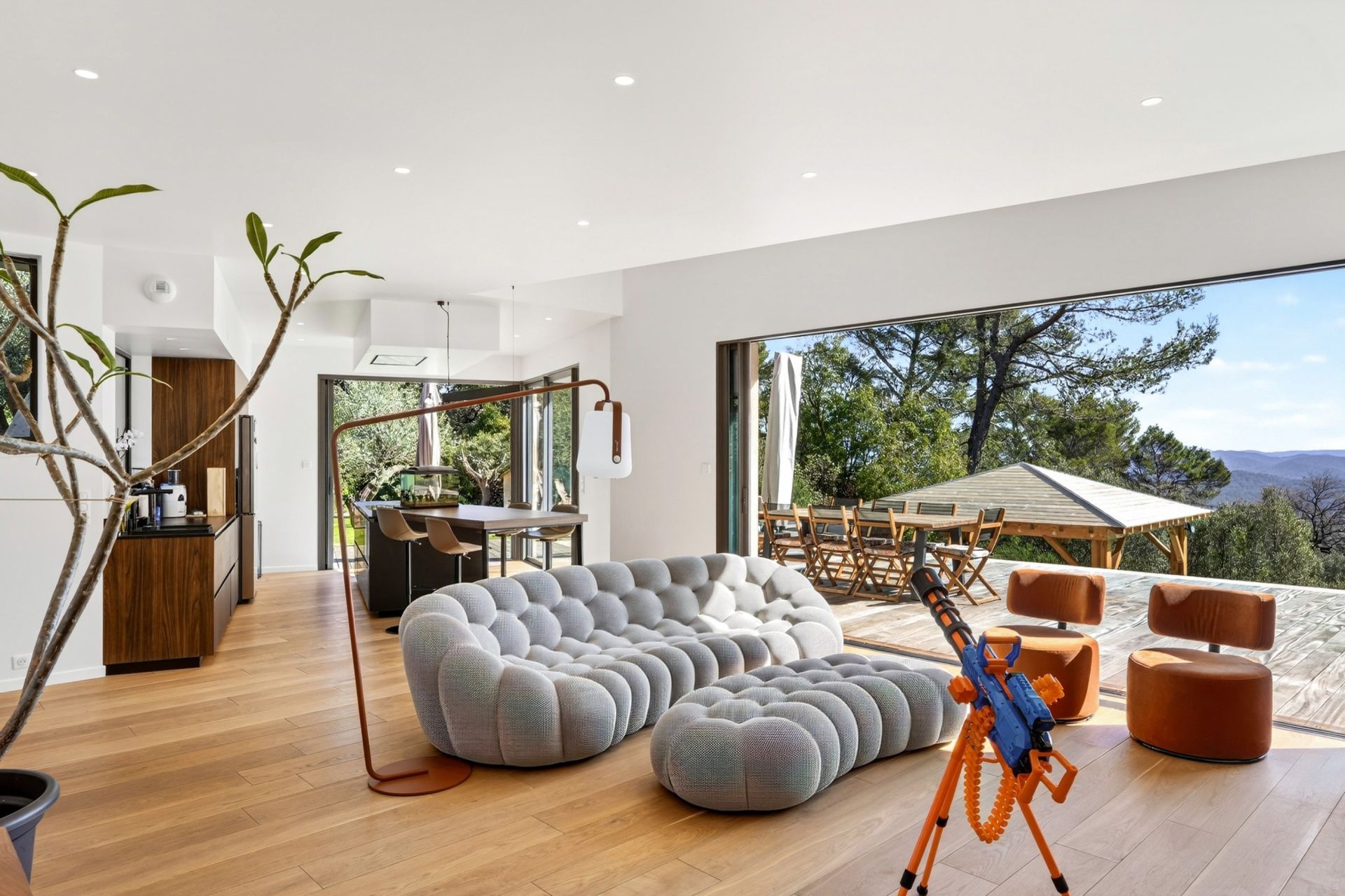 luxury house 5 Rooms for sale on SOLLIES VILLE (83210)