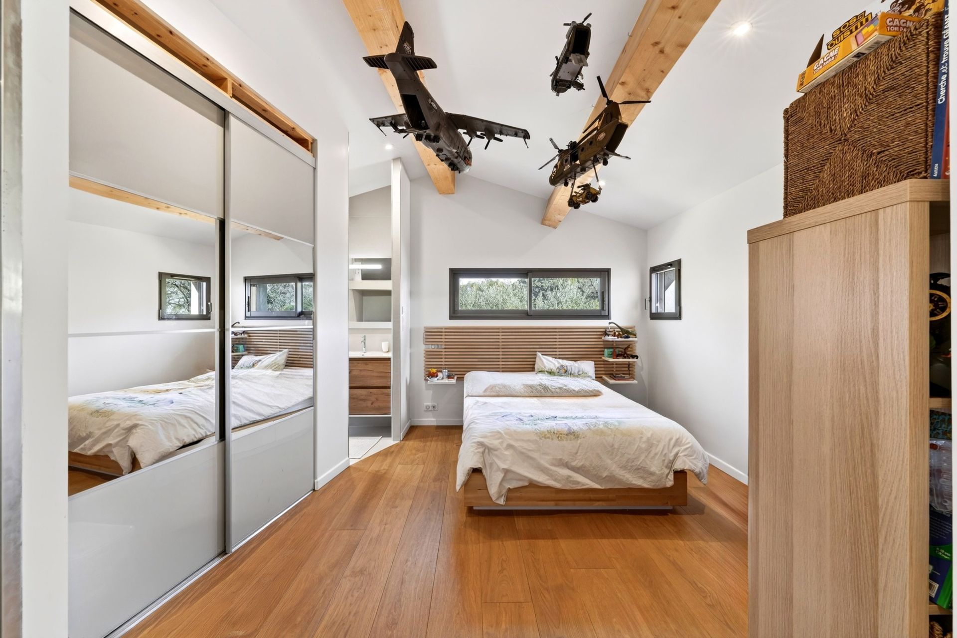 luxury house 5 Rooms for sale on SOLLIES VILLE (83210)