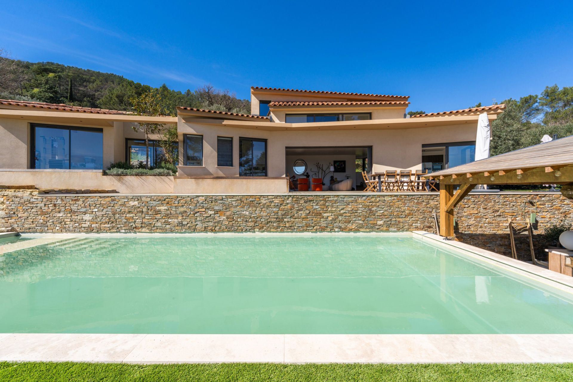 luxury house 5 Rooms for sale on SOLLIES VILLE (83210)