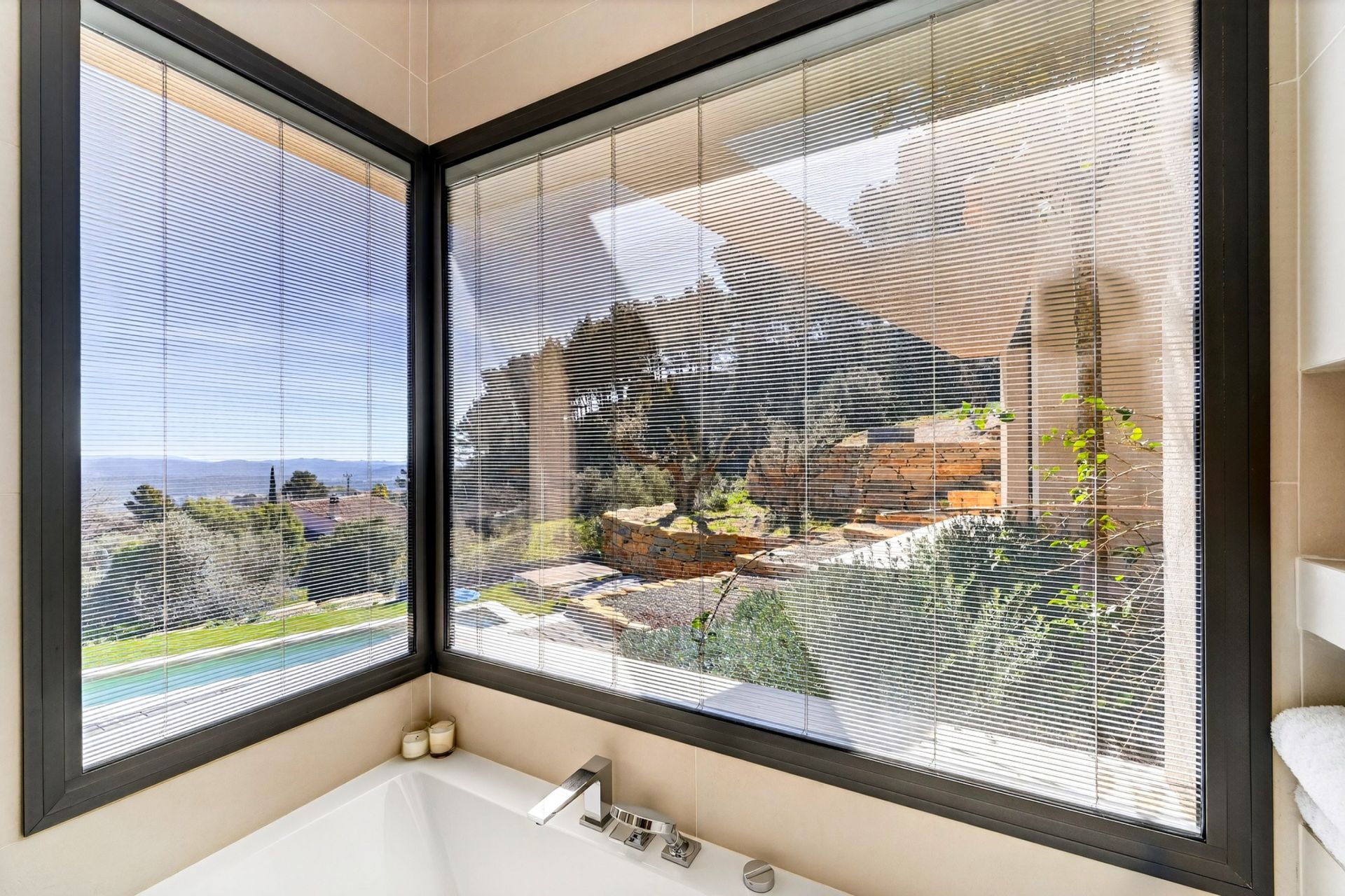 luxury house 5 Rooms for sale on SOLLIES VILLE (83210)