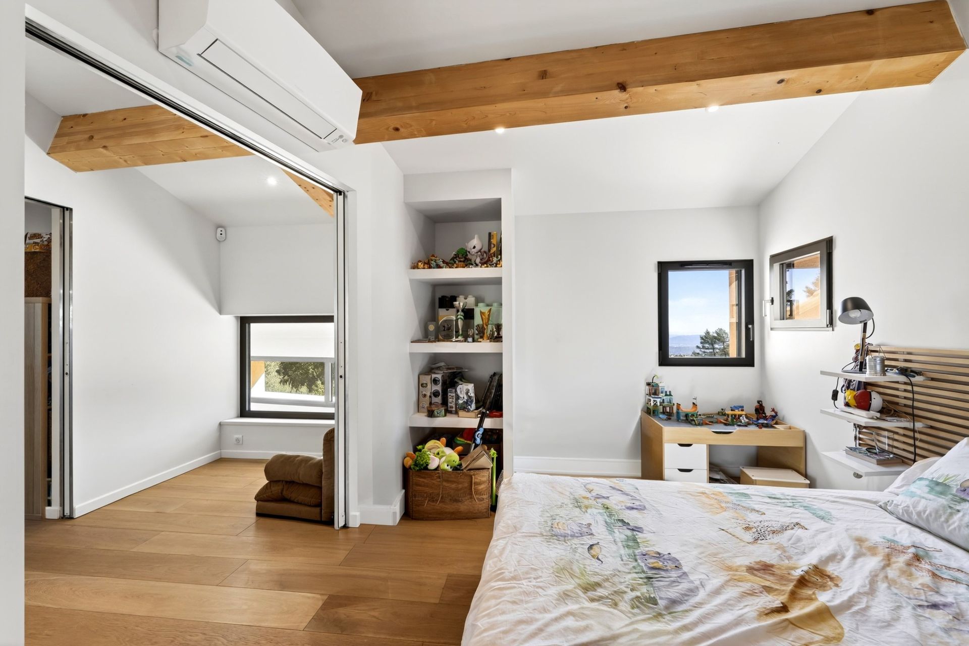 luxury house 5 Rooms for sale on SOLLIES VILLE (83210)