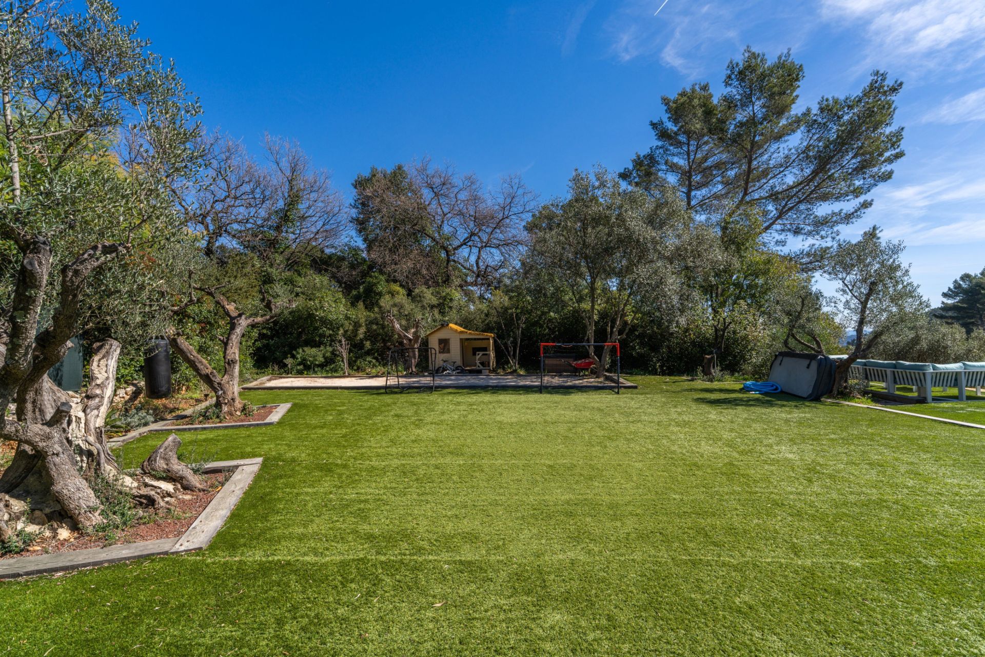 luxury house 5 Rooms for sale on SOLLIES VILLE (83210)
