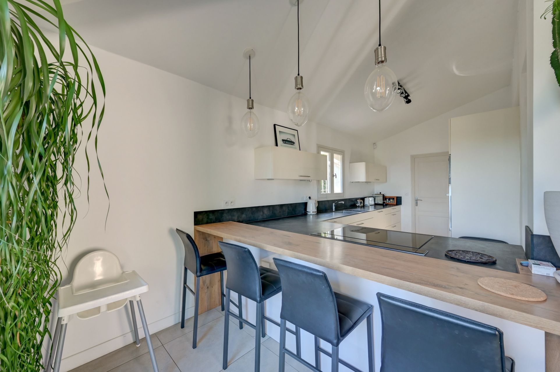luxury house 5 Rooms for sale on AIX EN PROVENCE (13100)