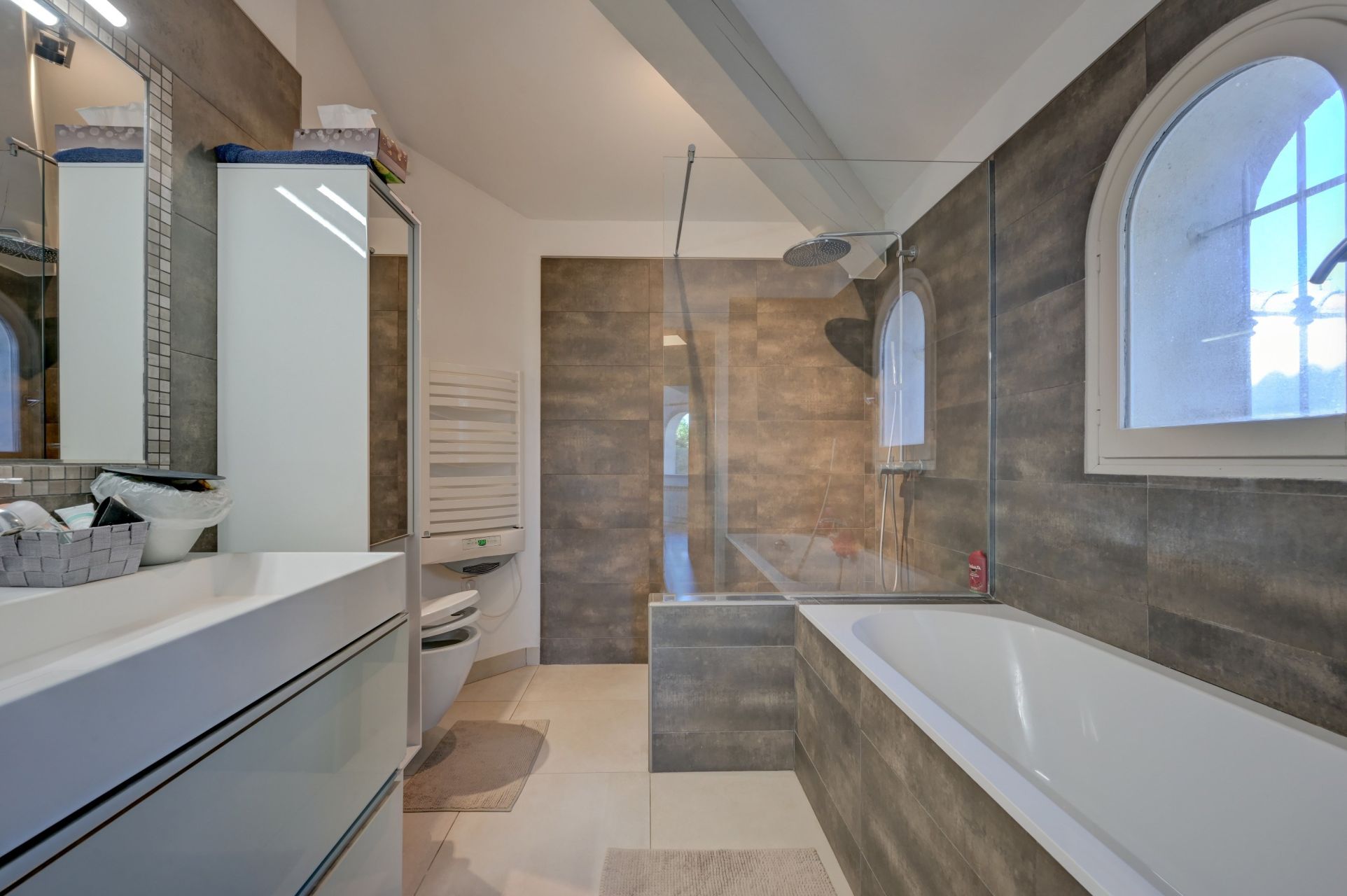 luxury house 5 Rooms for sale on AIX EN PROVENCE (13100)