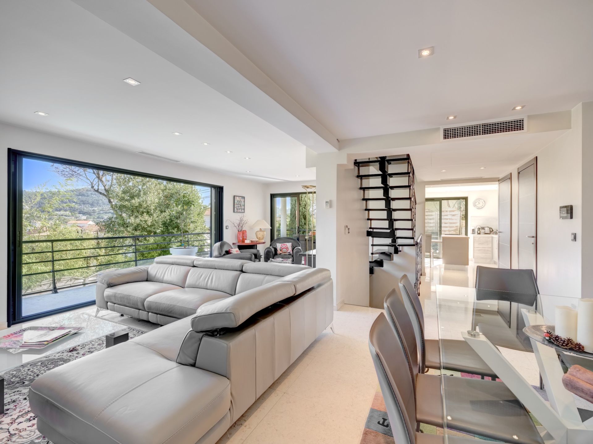 contemporary house 7 Rooms for sale on CANNES (06400)