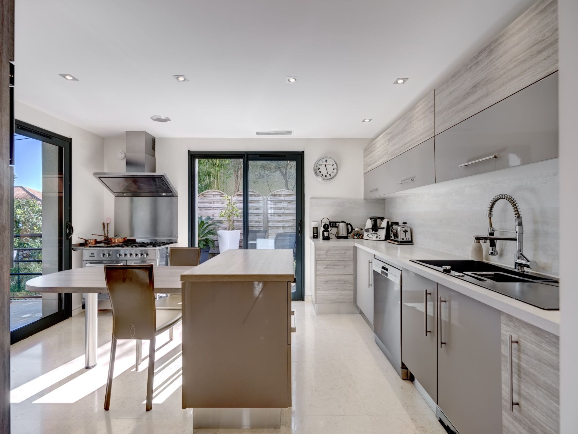 contemporary house 7 Rooms for sale on CANNES (06400)