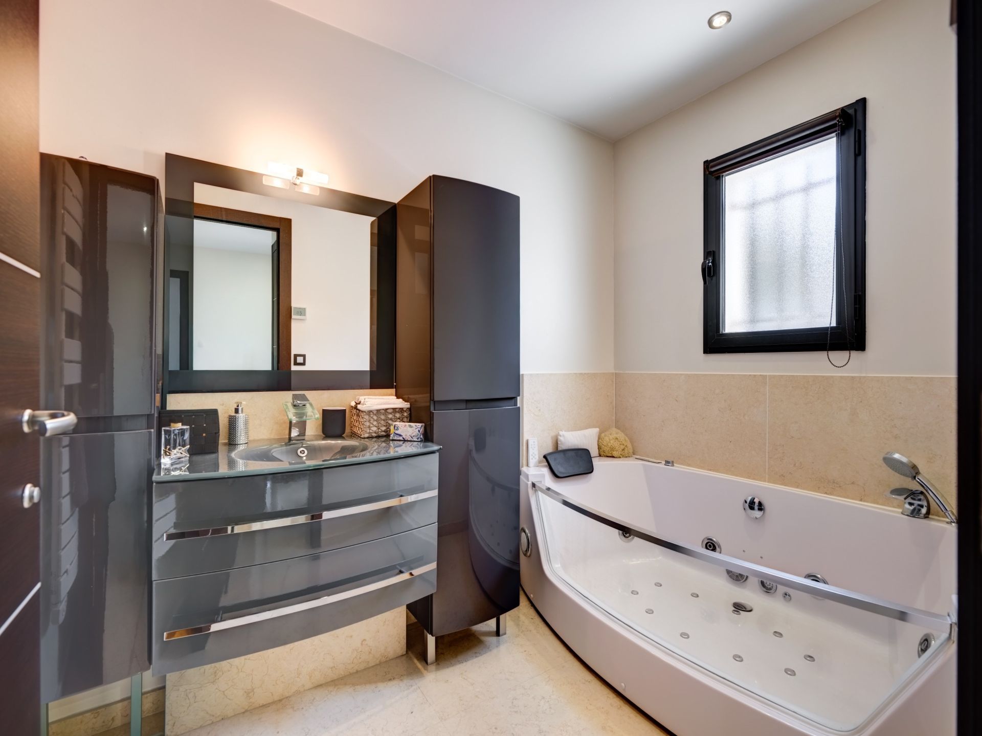 contemporary house 7 Rooms for sale on CANNES (06400)