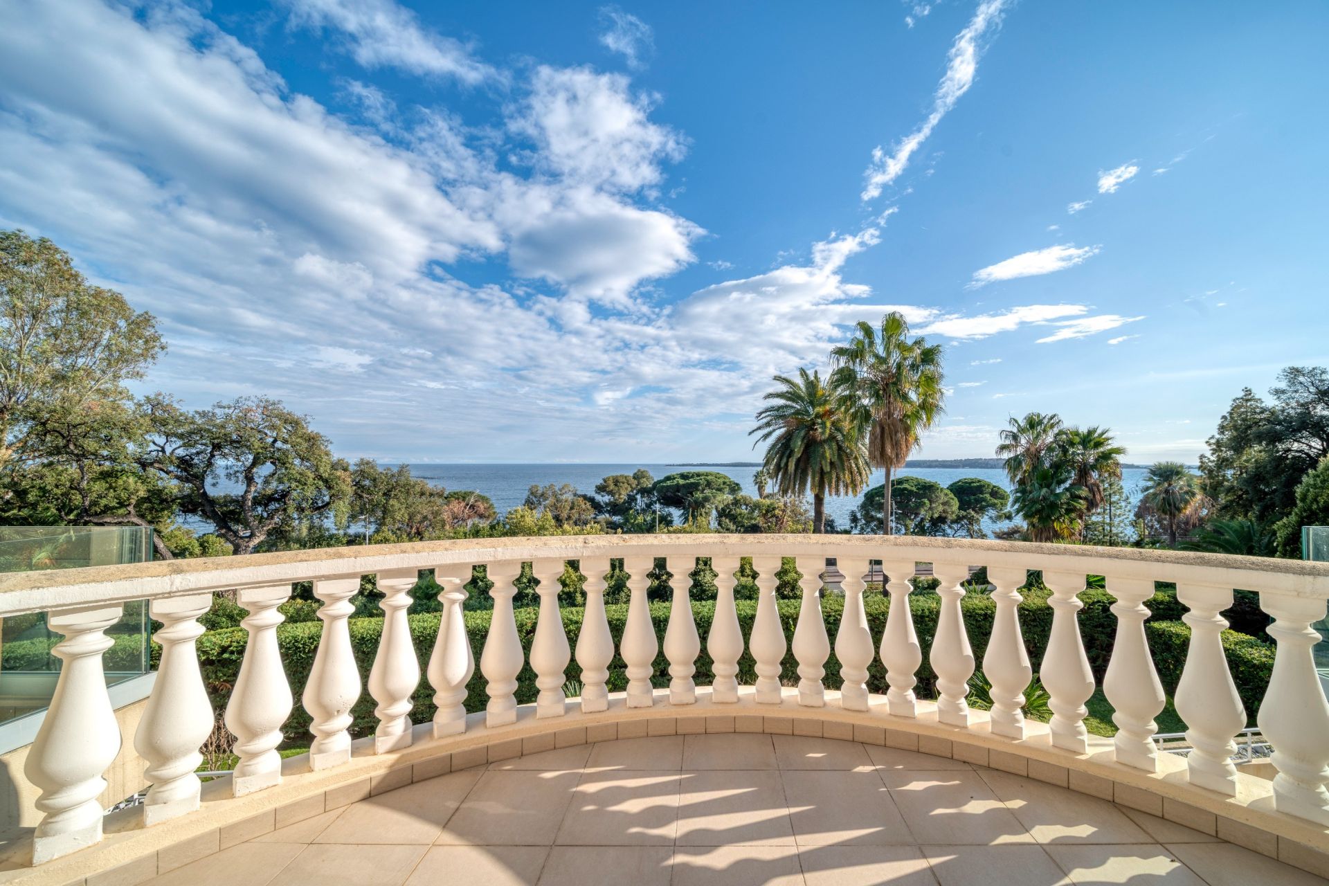 luxury apartment 7 Rooms for sale on CANNES (06400)