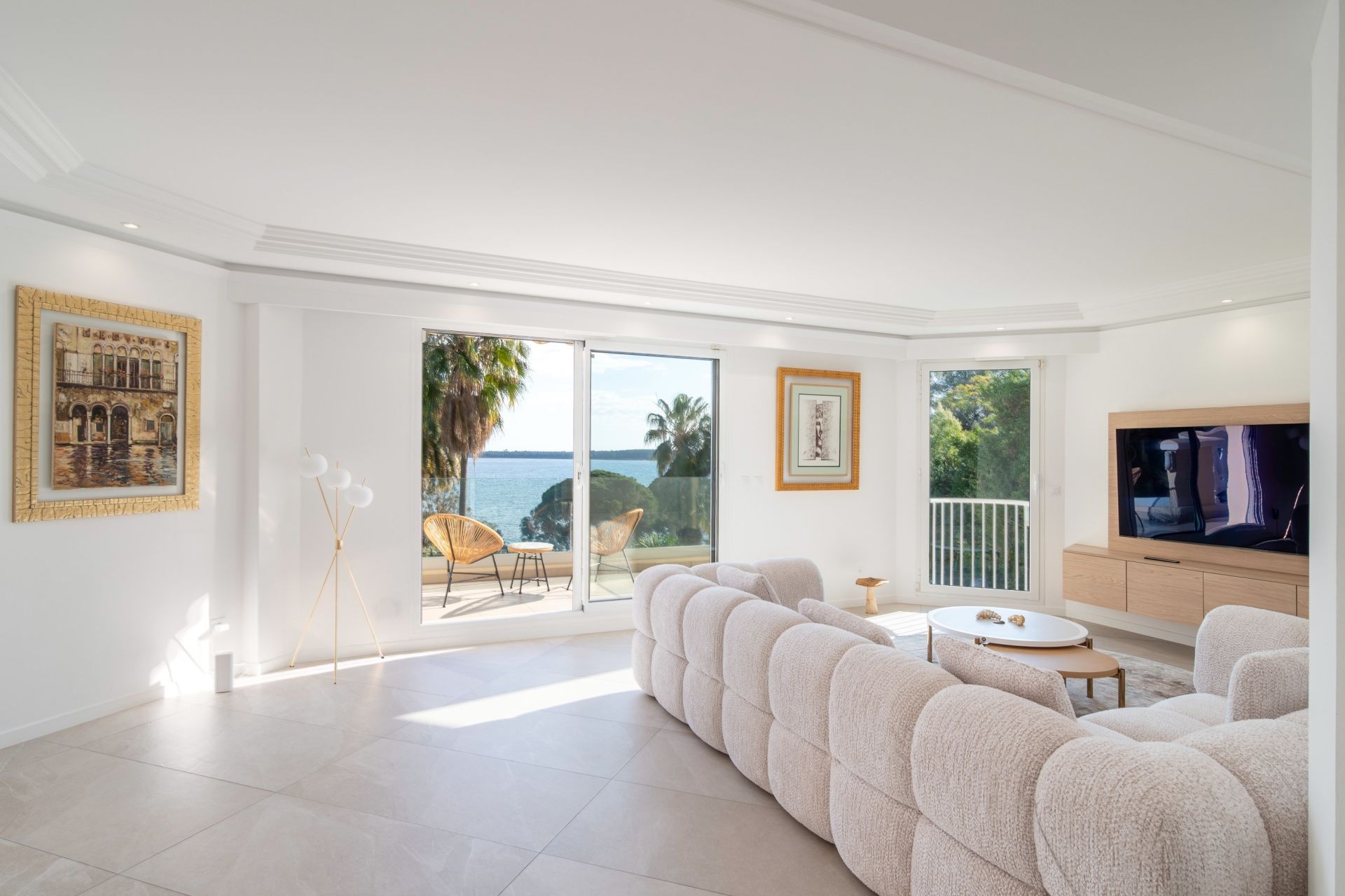 luxury apartment 7 Rooms for sale on CANNES (06400)