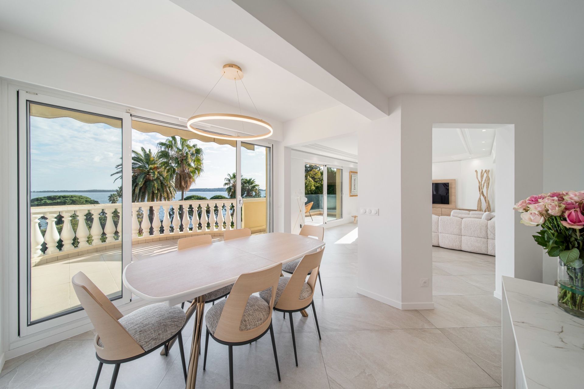 luxury apartment 7 Rooms for sale on CANNES (06400)