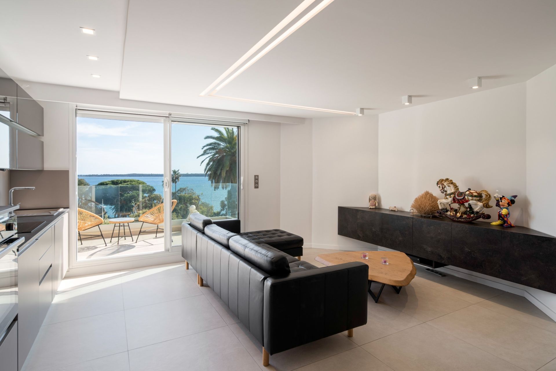 luxury apartment 7 Rooms for sale on CANNES (06400)