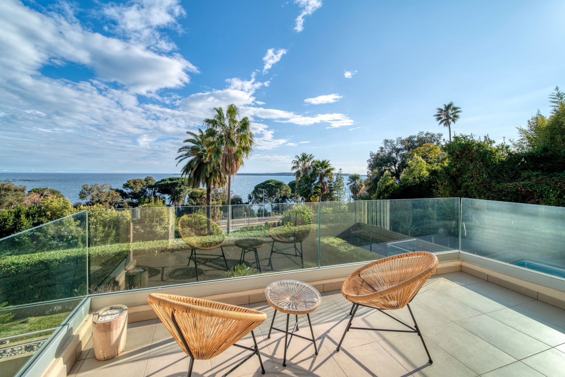 luxury apartment 7 Rooms for sale on CANNES (06400)