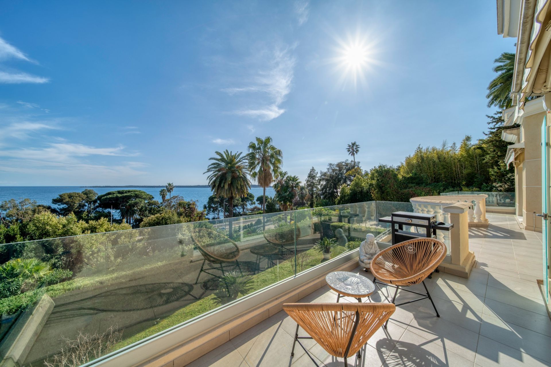 luxury apartment 7 Rooms for sale on CANNES (06400)