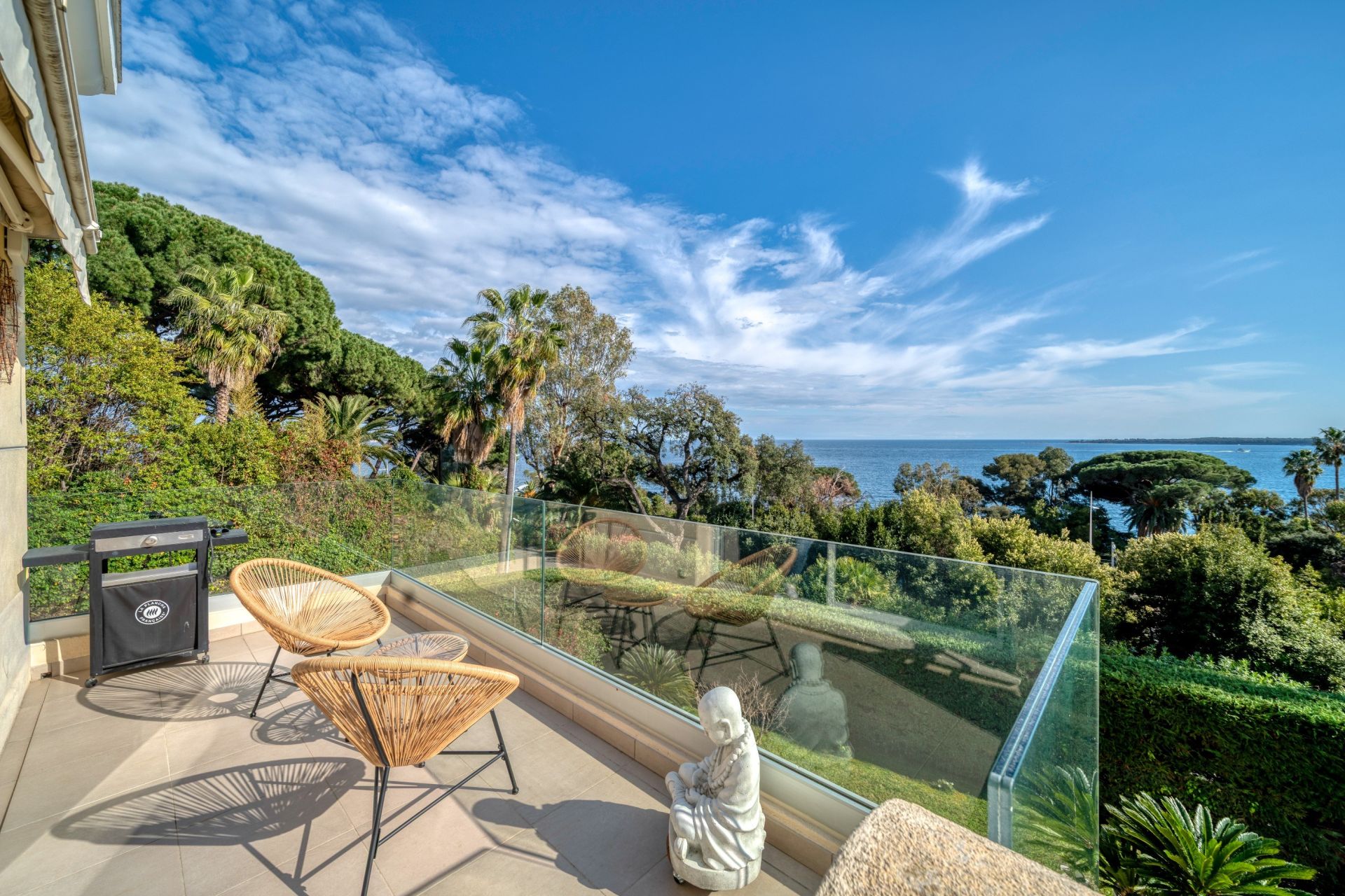 luxury apartment 7 Rooms for sale on CANNES (06400)