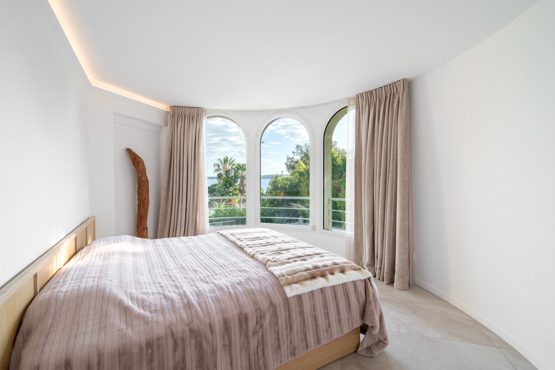 luxury apartment 7 Rooms for sale on CANNES (06400)