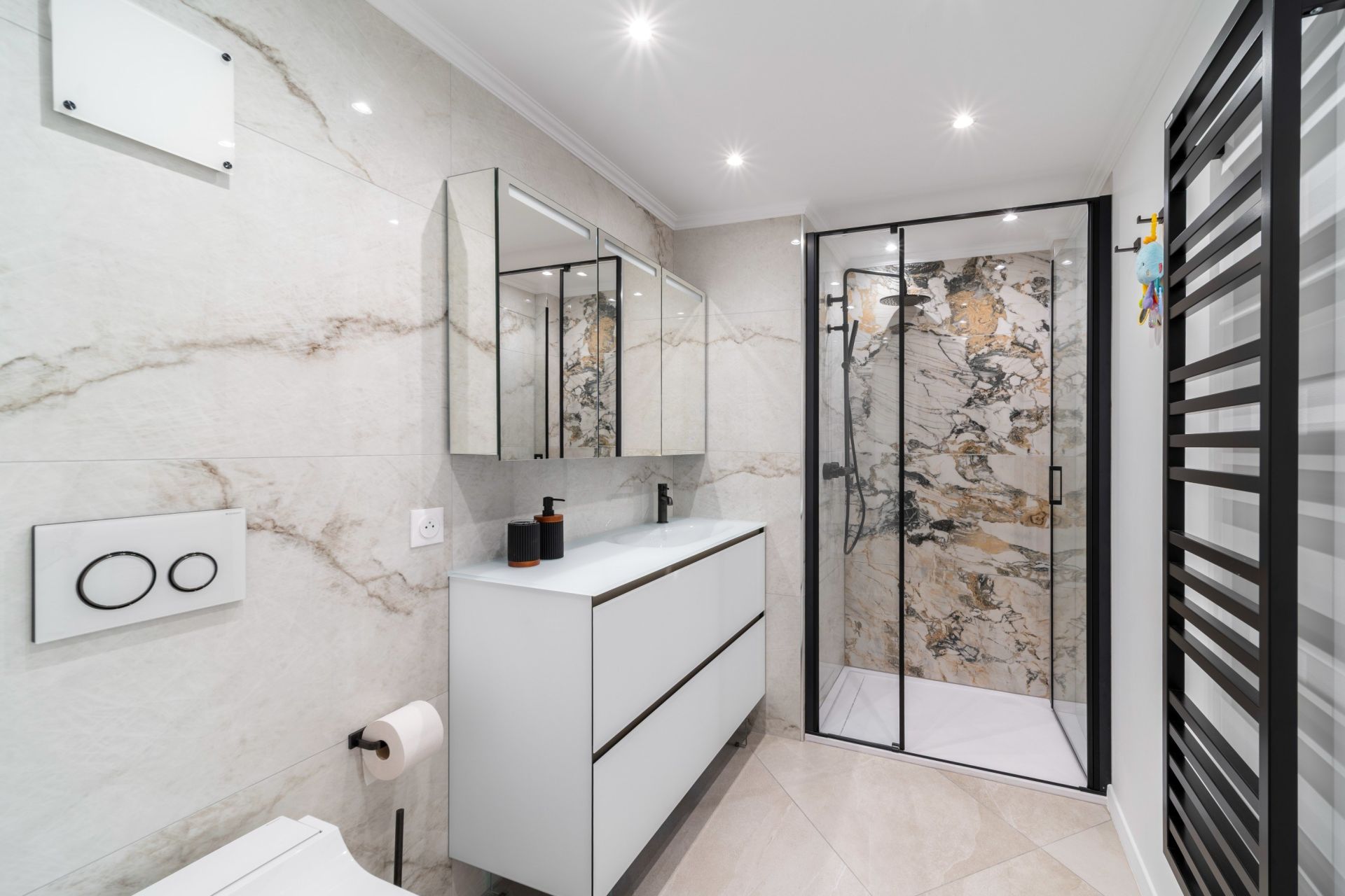 luxury apartment 7 Rooms for sale on CANNES (06400)