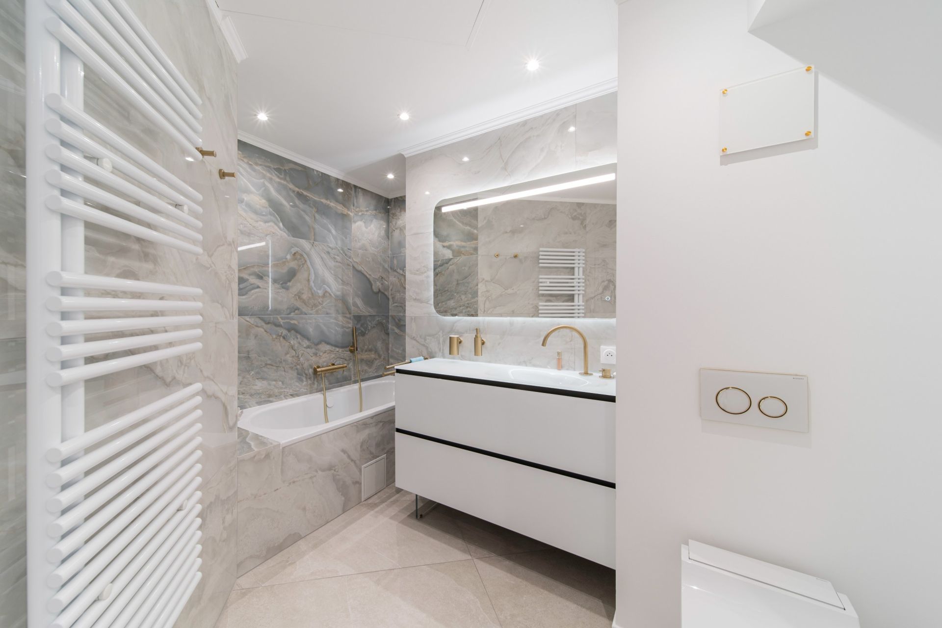 luxury apartment 7 Rooms for sale on CANNES (06400)