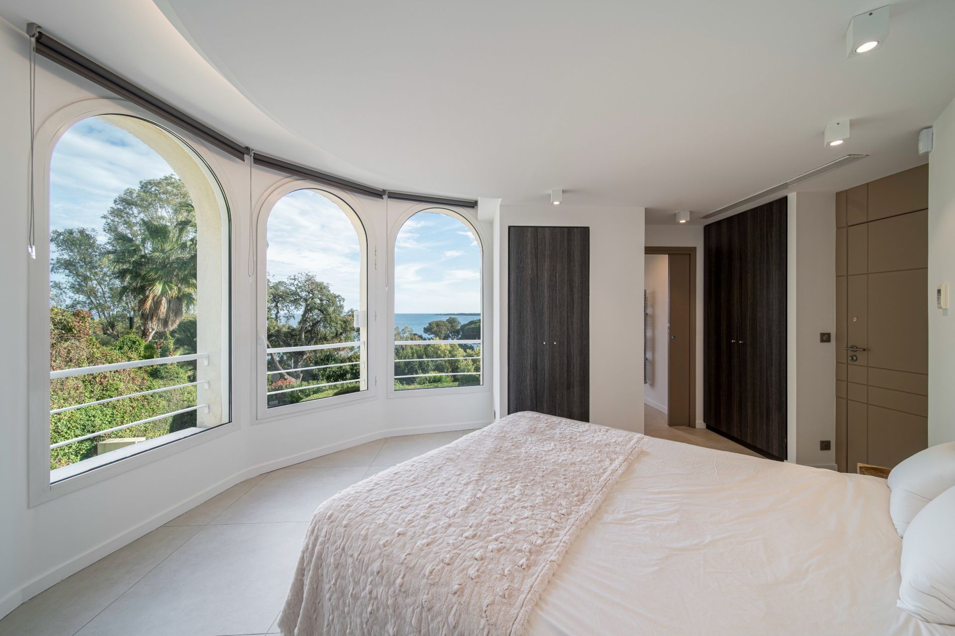 luxury apartment 7 Rooms for sale on CANNES (06400)