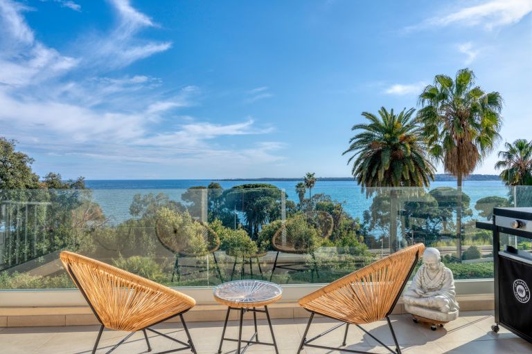 luxury apartment 7 Rooms for sale on CANNES (06400)