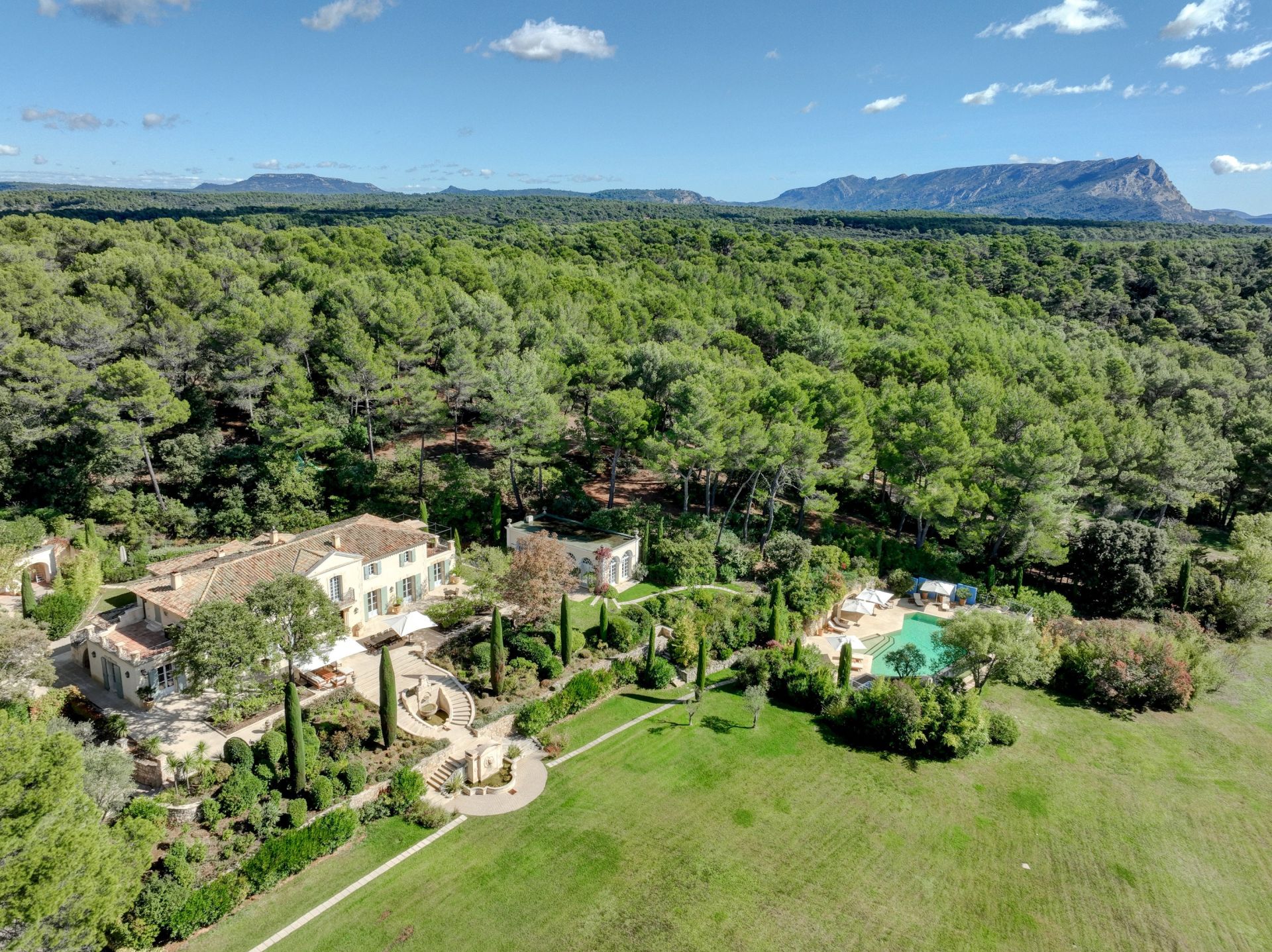 luxury house 16 Rooms for sale on AIX EN PROVENCE (13100)