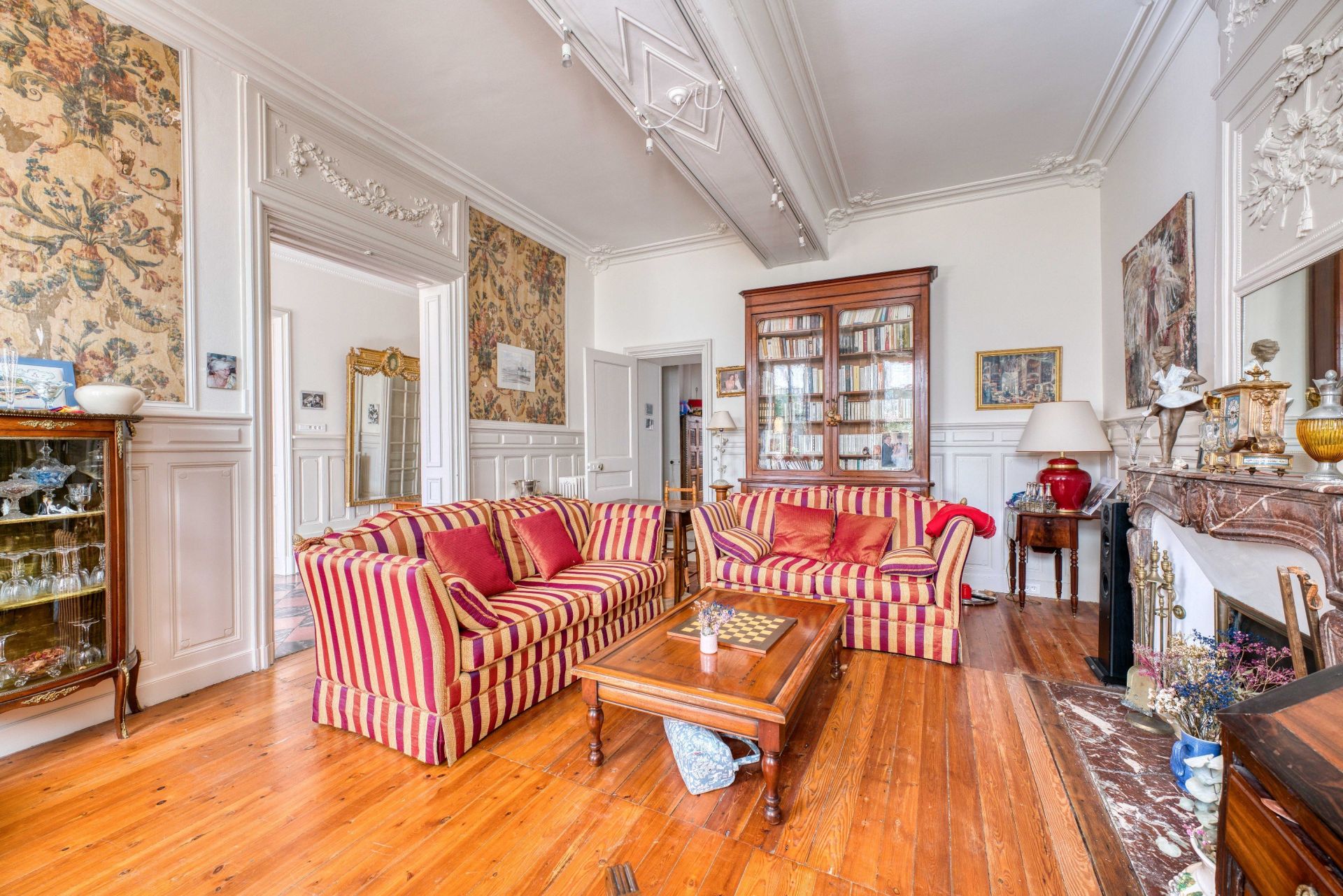 luxury apartment 4 Rooms for sale on LA ROCHELLE (17000)