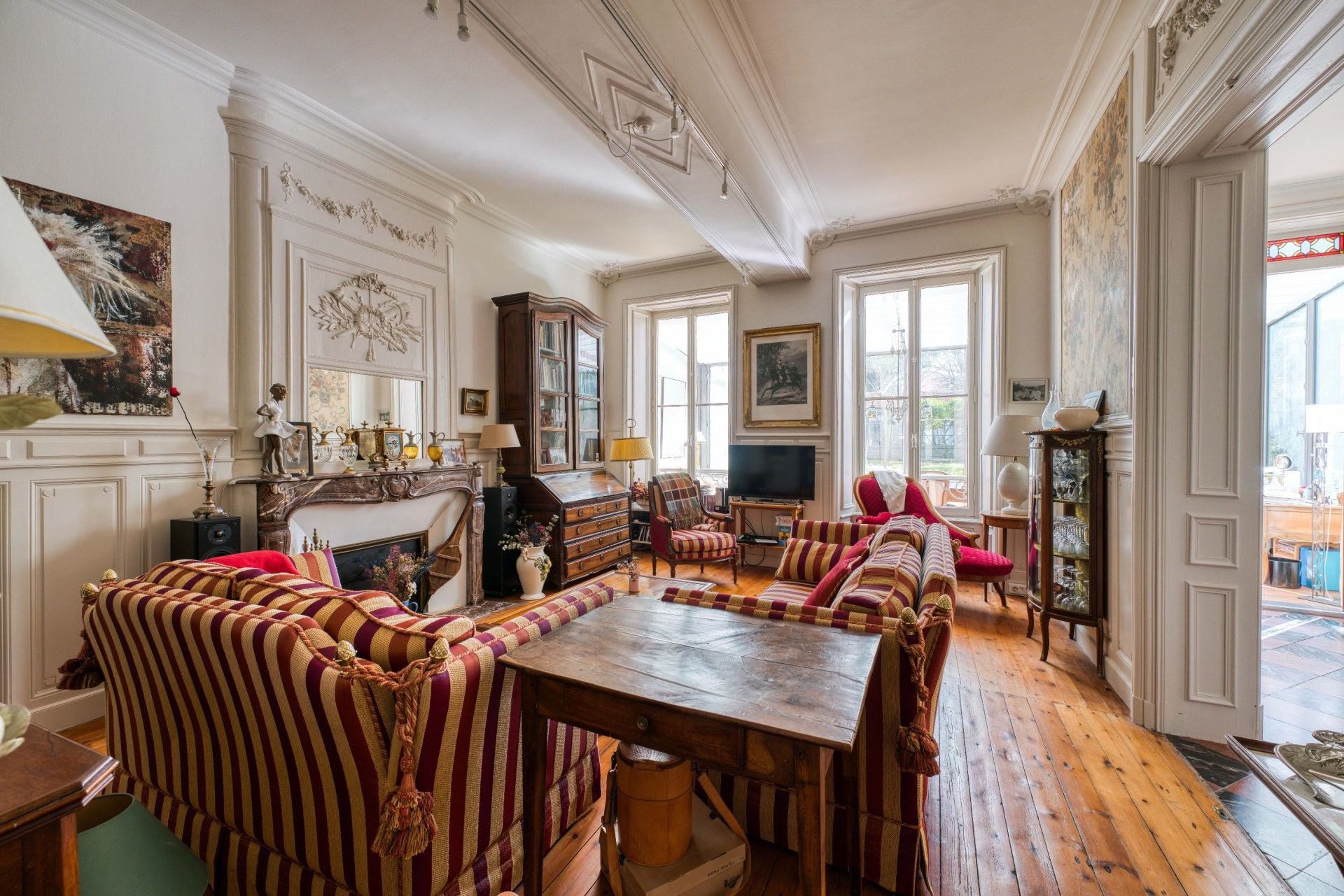 luxury apartment 4 Rooms for sale on LA ROCHELLE (17000)