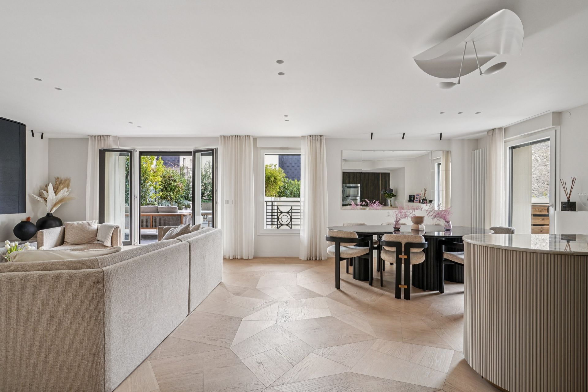 luxury apartment 5 Rooms for sale on LEVALLOIS PERRET (92300)