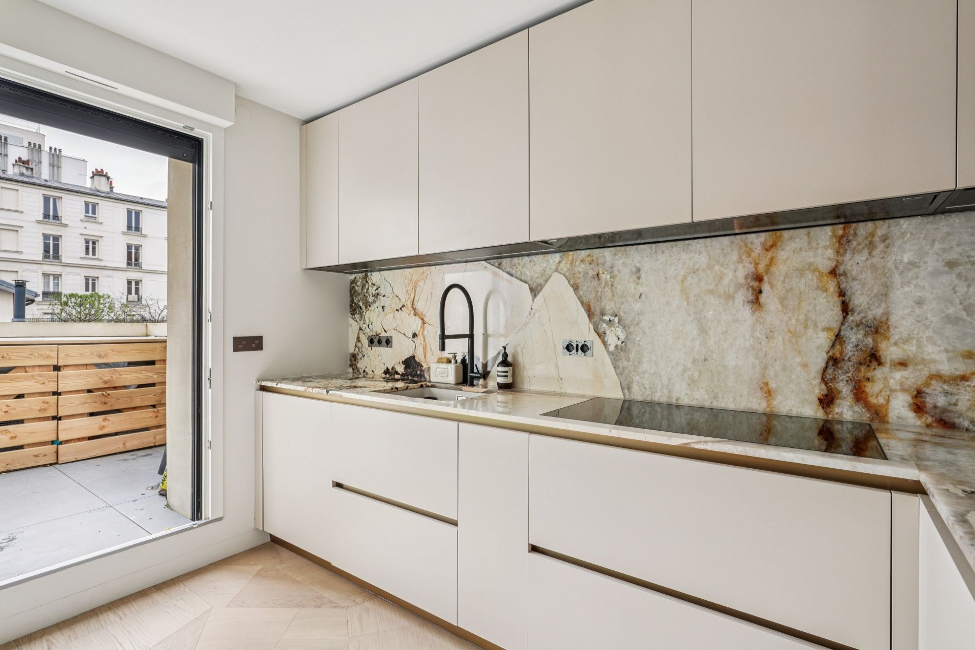 luxury apartment 5 Rooms for sale on LEVALLOIS PERRET (92300)