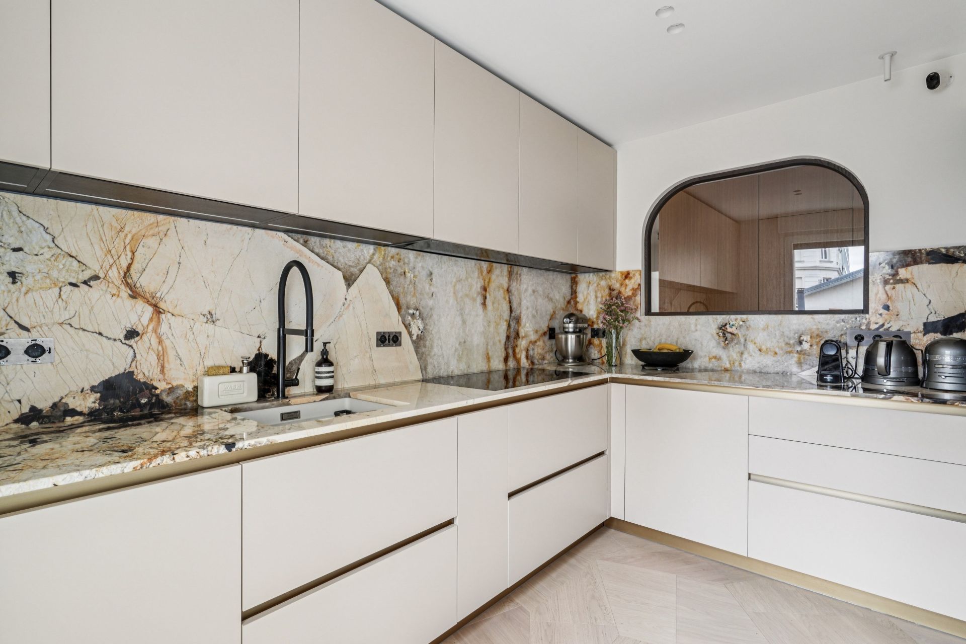 luxury apartment 5 Rooms for sale on LEVALLOIS PERRET (92300)