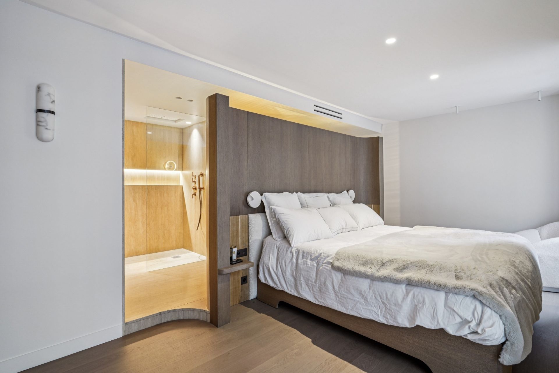 luxury apartment 5 Rooms for sale on LEVALLOIS PERRET (92300)