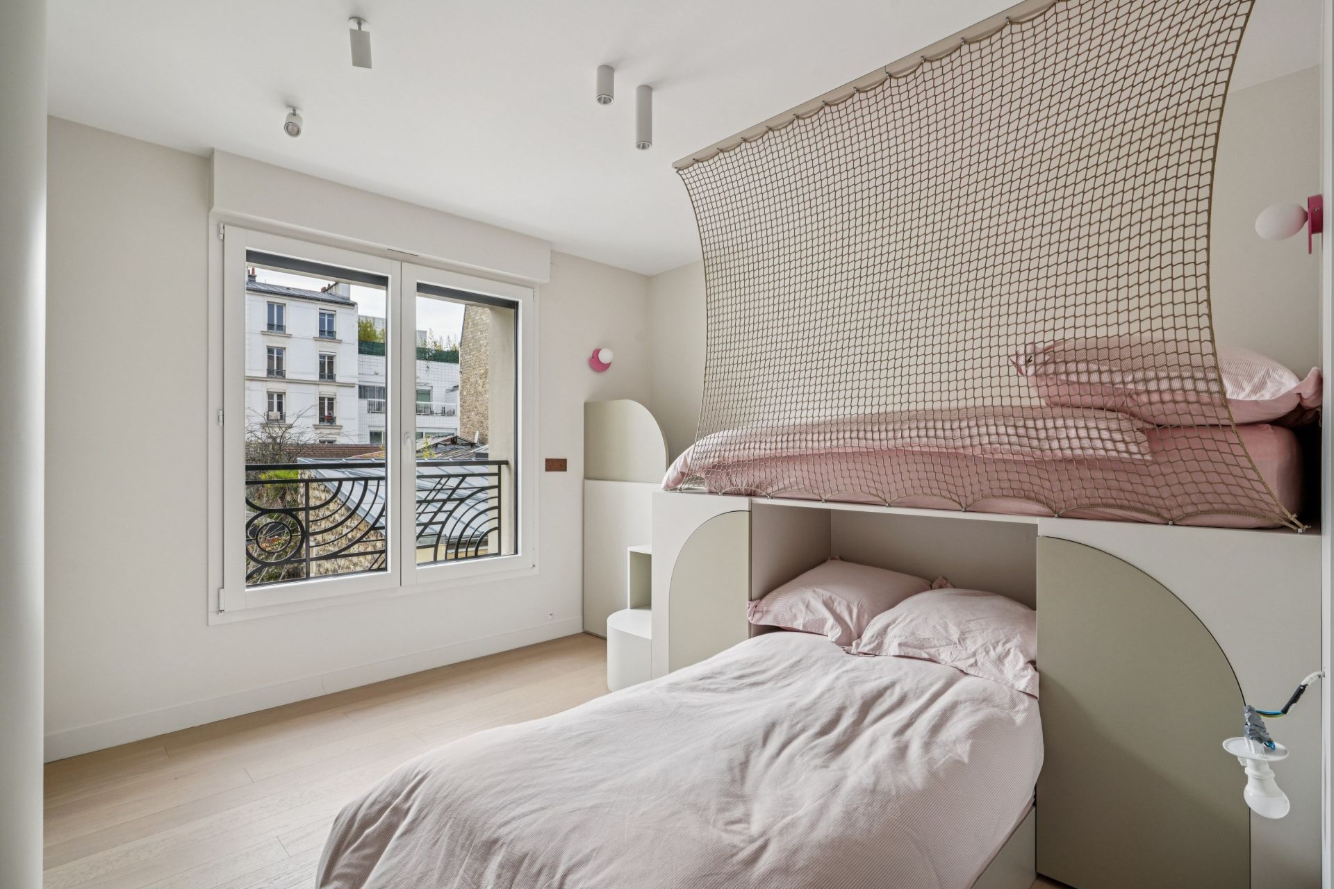 luxury apartment 5 Rooms for sale on LEVALLOIS PERRET (92300)