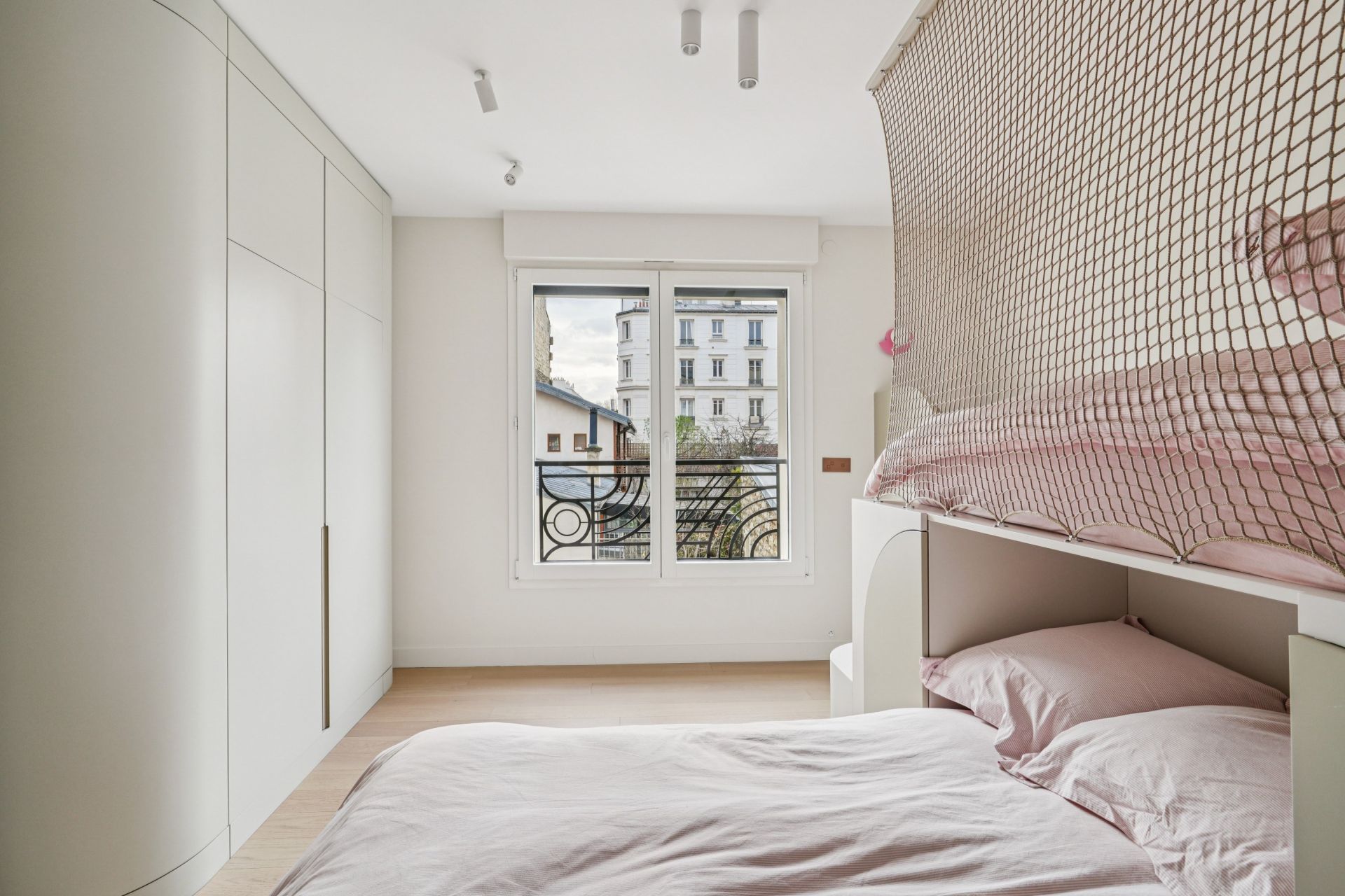 luxury apartment 5 Rooms for sale on LEVALLOIS PERRET (92300)