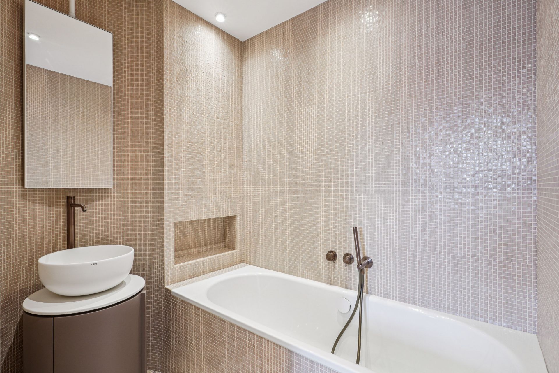 luxury apartment 5 Rooms for sale on LEVALLOIS PERRET (92300)