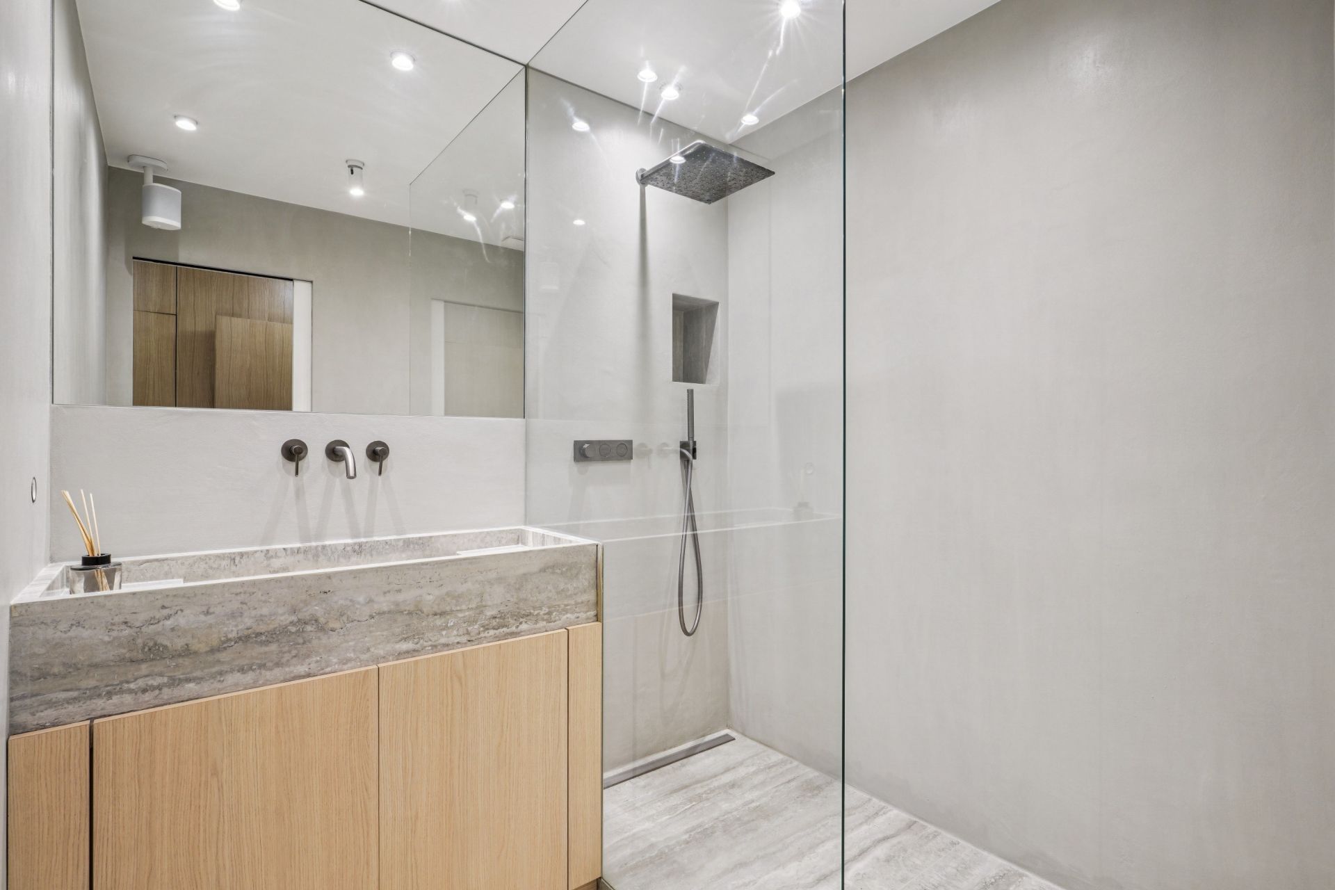 luxury apartment 5 Rooms for sale on LEVALLOIS PERRET (92300)