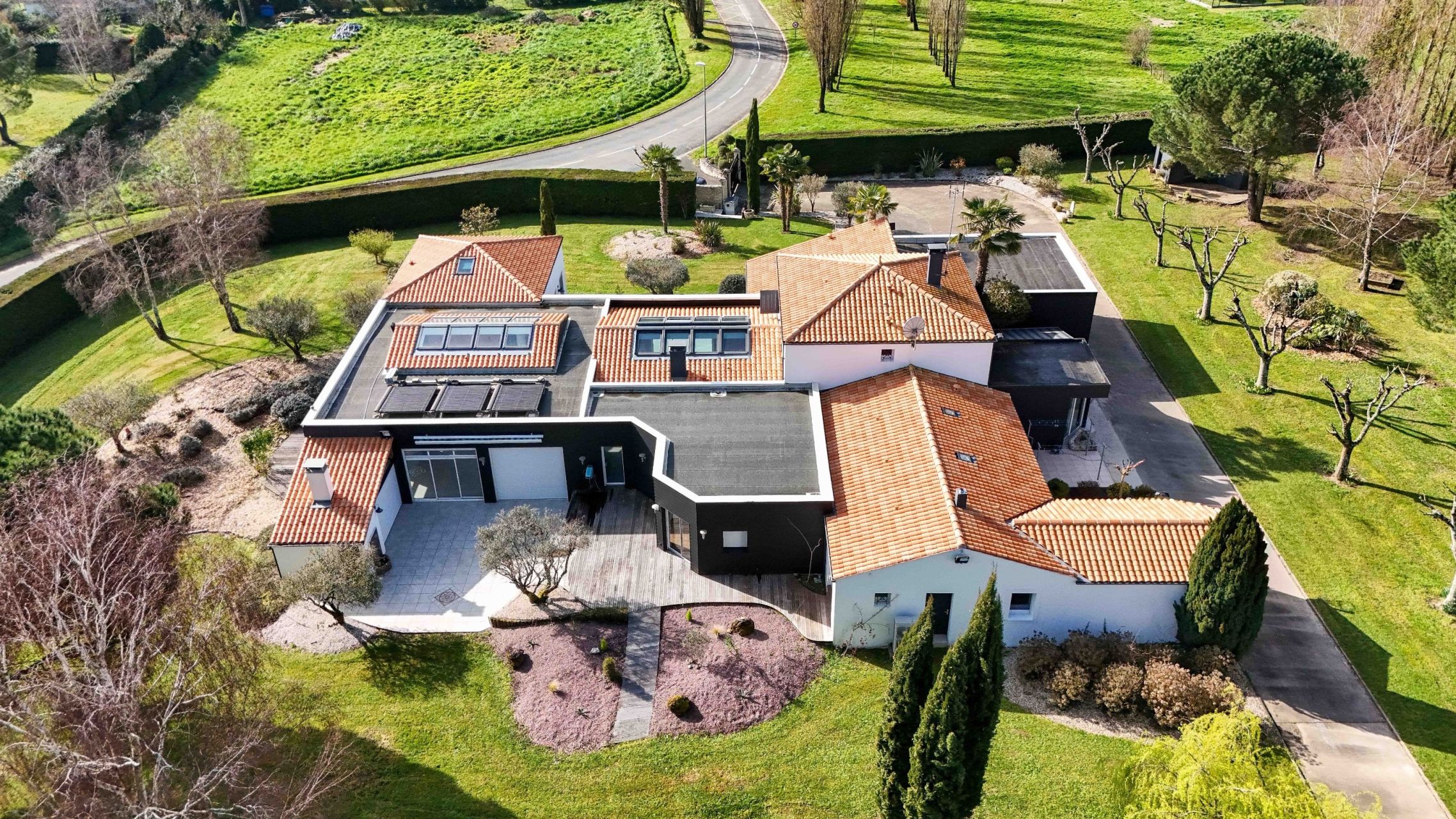 luxury house 8 Rooms for sale on JAZENNES (17260)