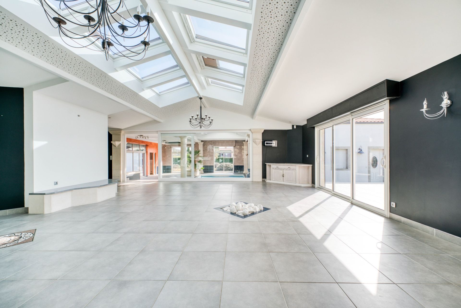 luxury house 8 Rooms for sale on JAZENNES (17260)