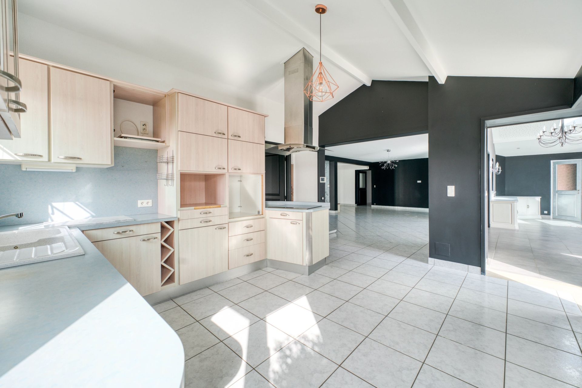 luxury house 8 Rooms for sale on JAZENNES (17260)