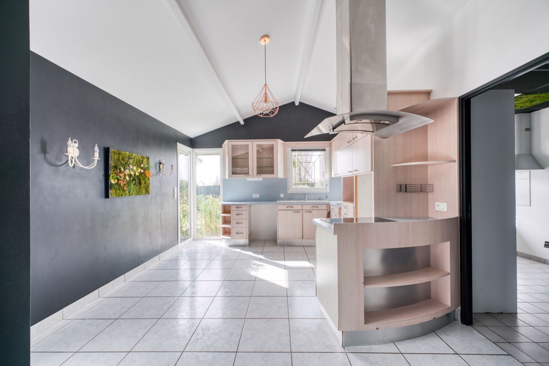 luxury house 8 Rooms for sale on JAZENNES (17260)