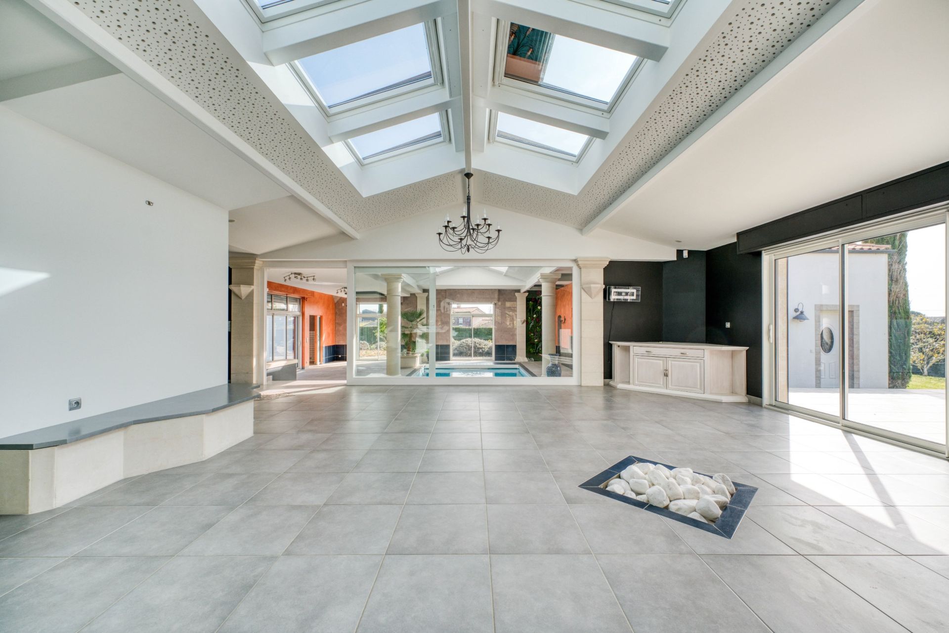 luxury house 8 Rooms for sale on JAZENNES (17260)