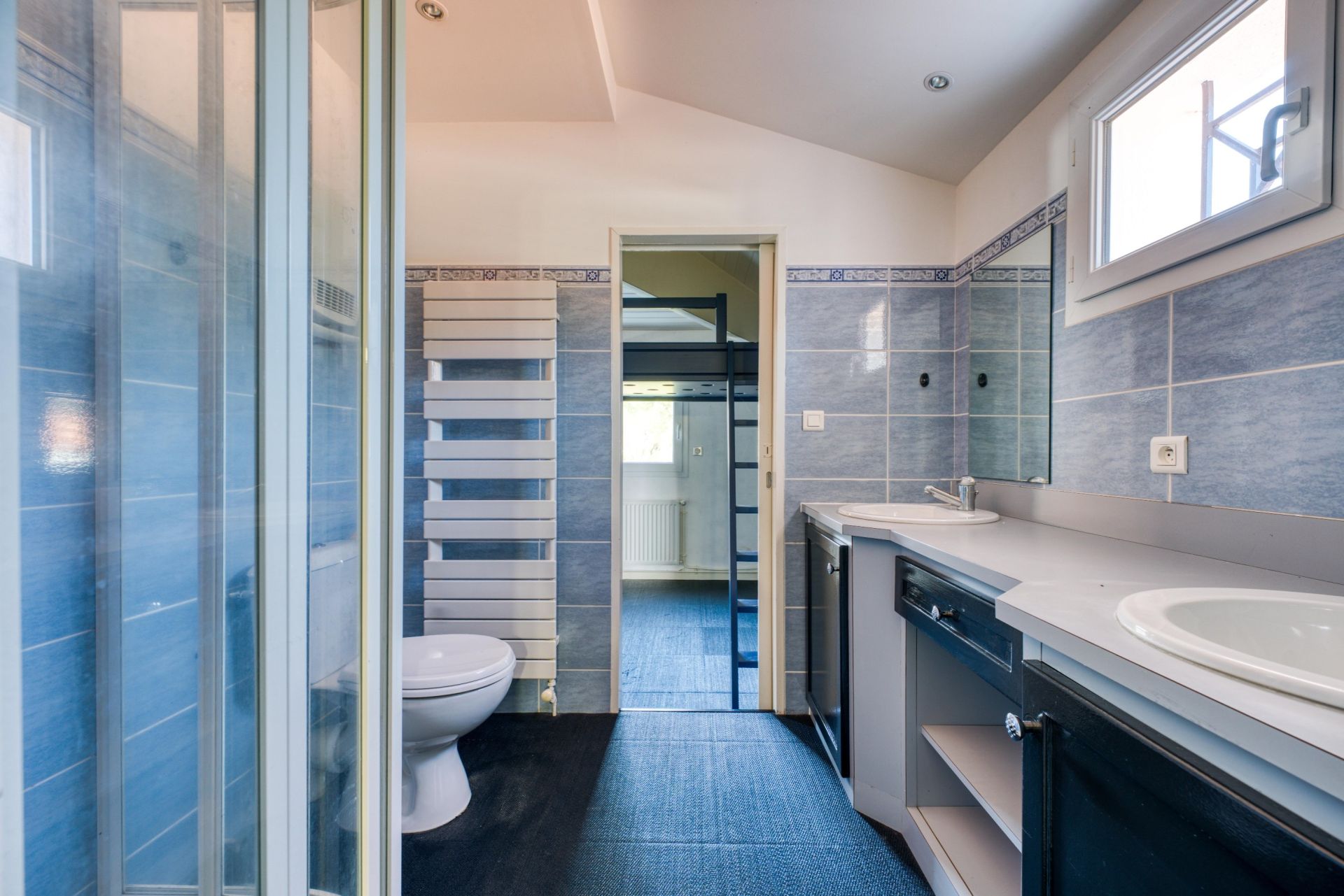 luxury house 8 Rooms for sale on JAZENNES (17260)