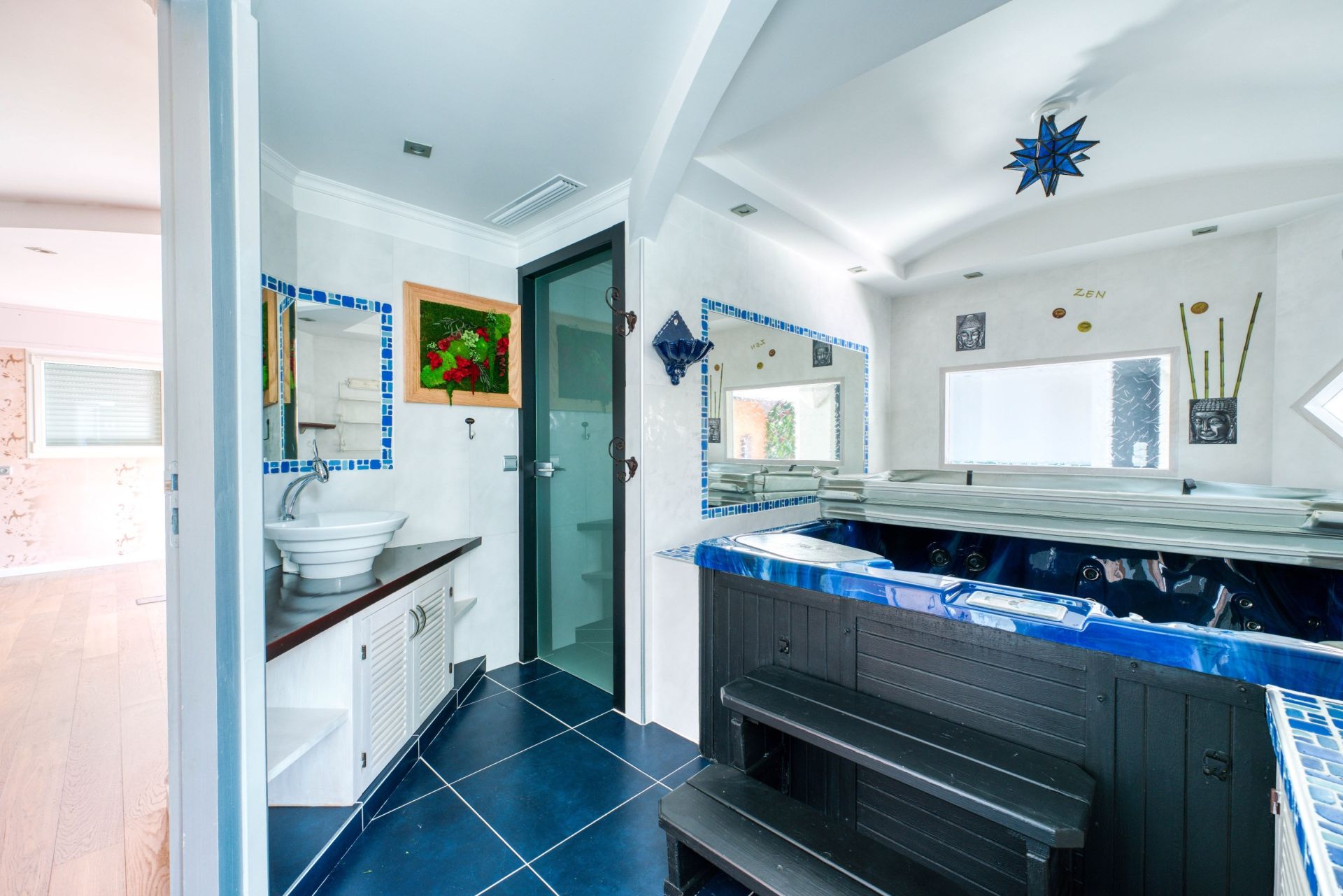 luxury house 8 Rooms for sale on JAZENNES (17260)