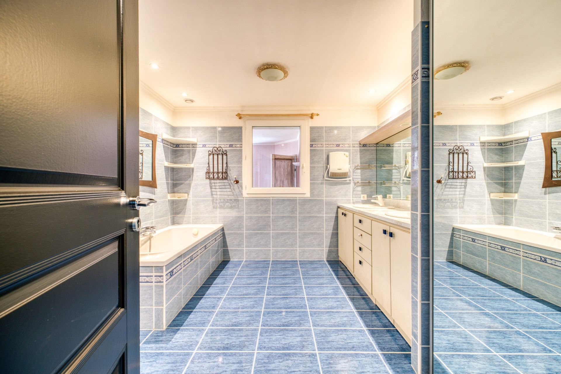 luxury house 8 Rooms for sale on JAZENNES (17260)