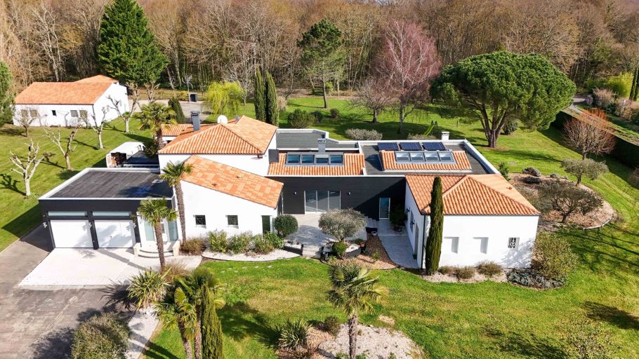 luxury house 8 Rooms for sale on JAZENNES (17260)