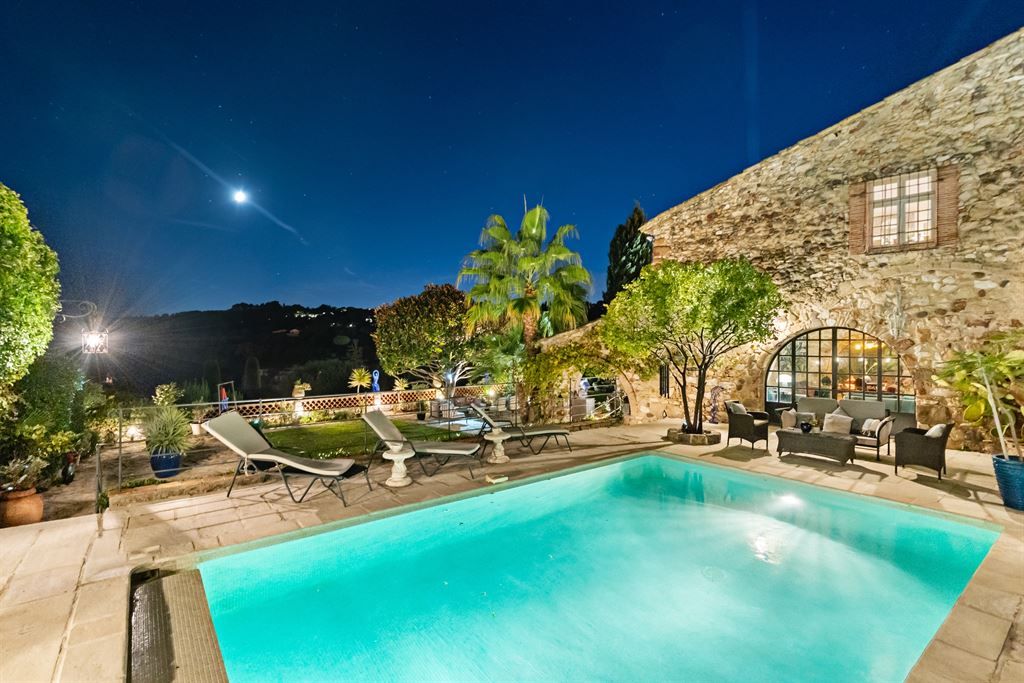mansion 10 Rooms for sale on BIOT (06410)
