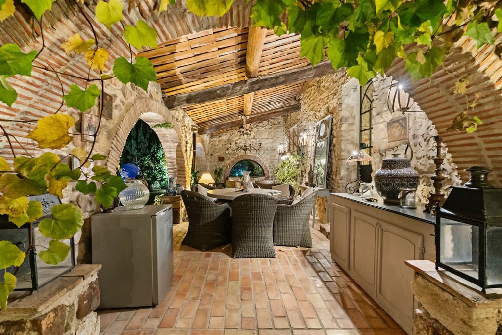 mansion 10 Rooms for sale on BIOT (06410)
