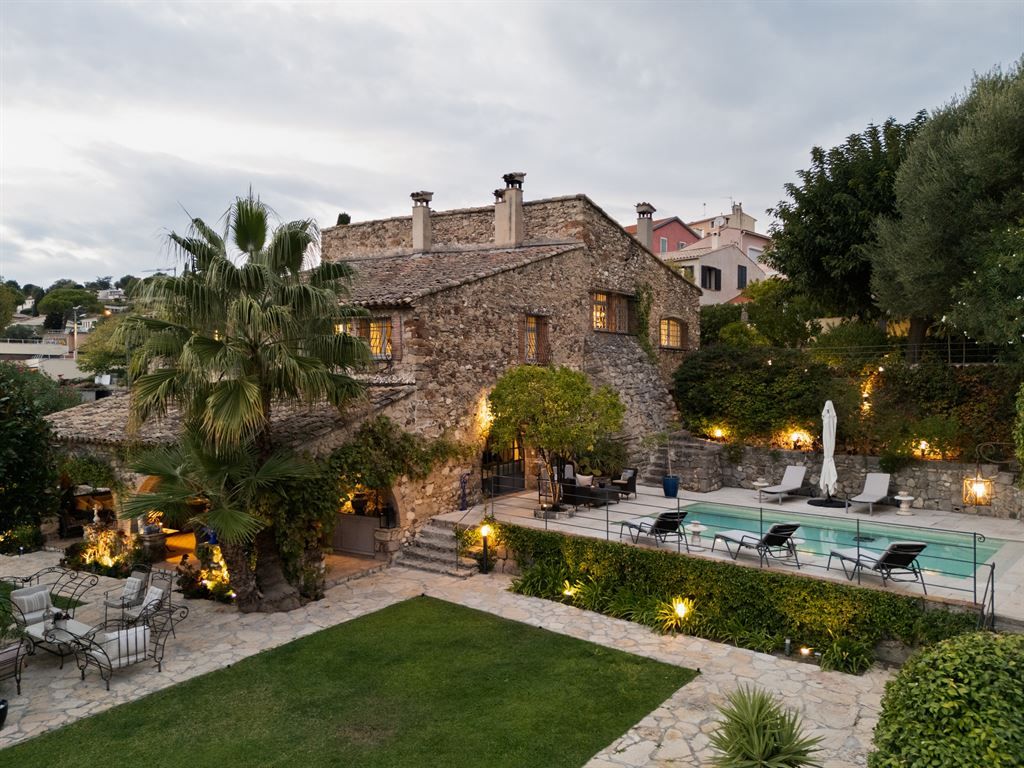 mansion 10 Rooms for sale on BIOT (06410)