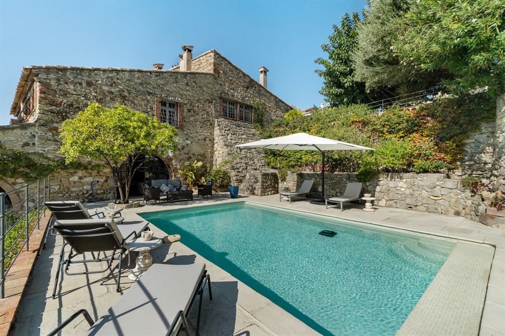 mansion 10 Rooms for sale on BIOT (06410)
